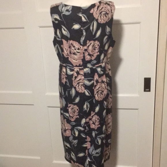 Sleeveless dress - Picture 3 of 3